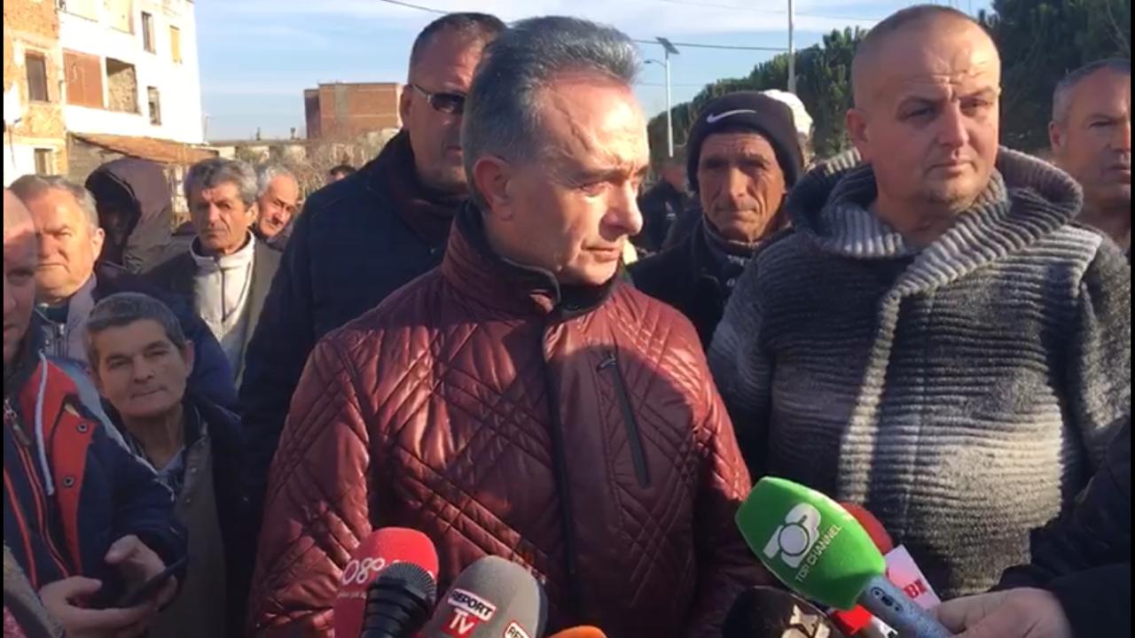 VIDEO/”Nga faturat e energjisë tek fushata e gjobave e tatimeve”, Banorët në Fier protesta, Baçi: Po vidhen ngado pa mëshirë