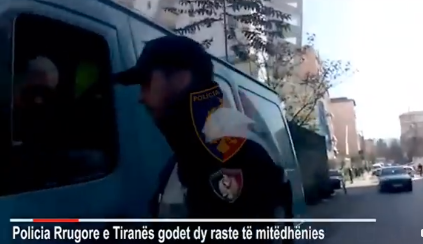 VIDEO/Tentativë për të korruptuar policët me lekë, në pranga dy shoferë në Tiranë