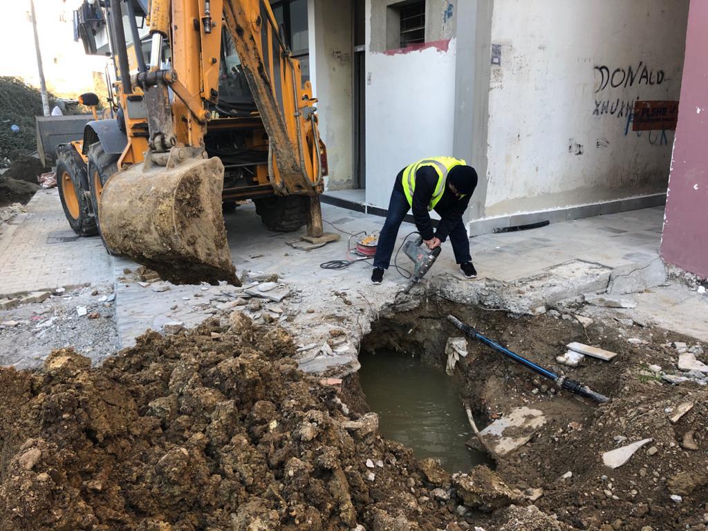 FOTO/Ndërprerje të energjie në Tiranë dhe katër kabina të stakuara, OSHEE tregon se çfarë po ndodh