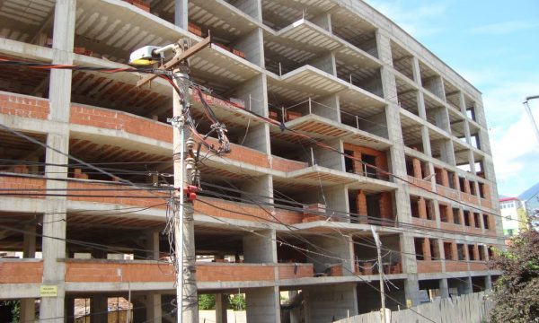 FOTO/Ndërtesa nga ku ra 62-vjeçari në Durrës, dyshohet se u frikësua nga tërmeti