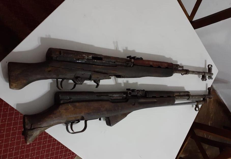 DETAJE/Të shtëna me armë zjarri në një banesë, 47-vjeçari qëllon mikun me pushkë