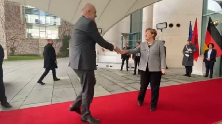 VIDEO/Rama kërkon mbështetje tek Merkel, kush e shoqëron kryeministrin në Berlin