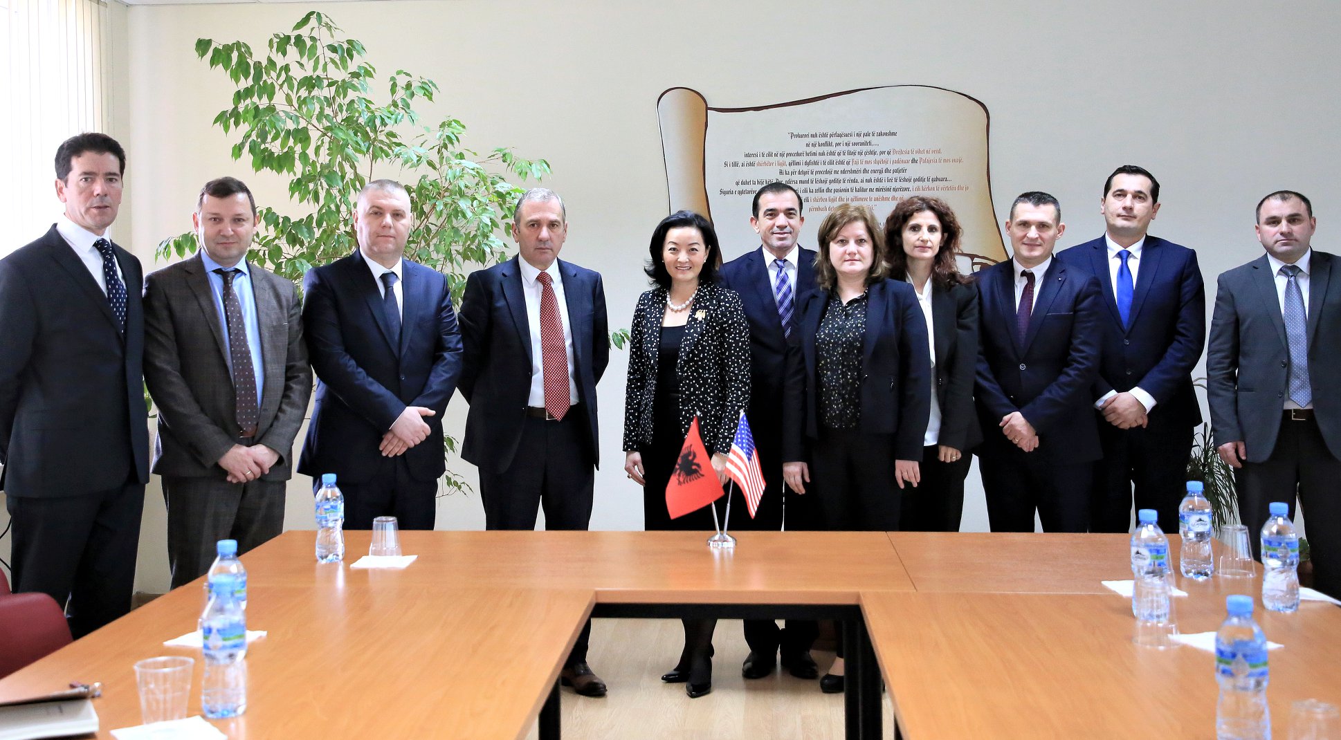 Ambasadorja e SHBA Yuri Kim takon prokuroret e SPAK