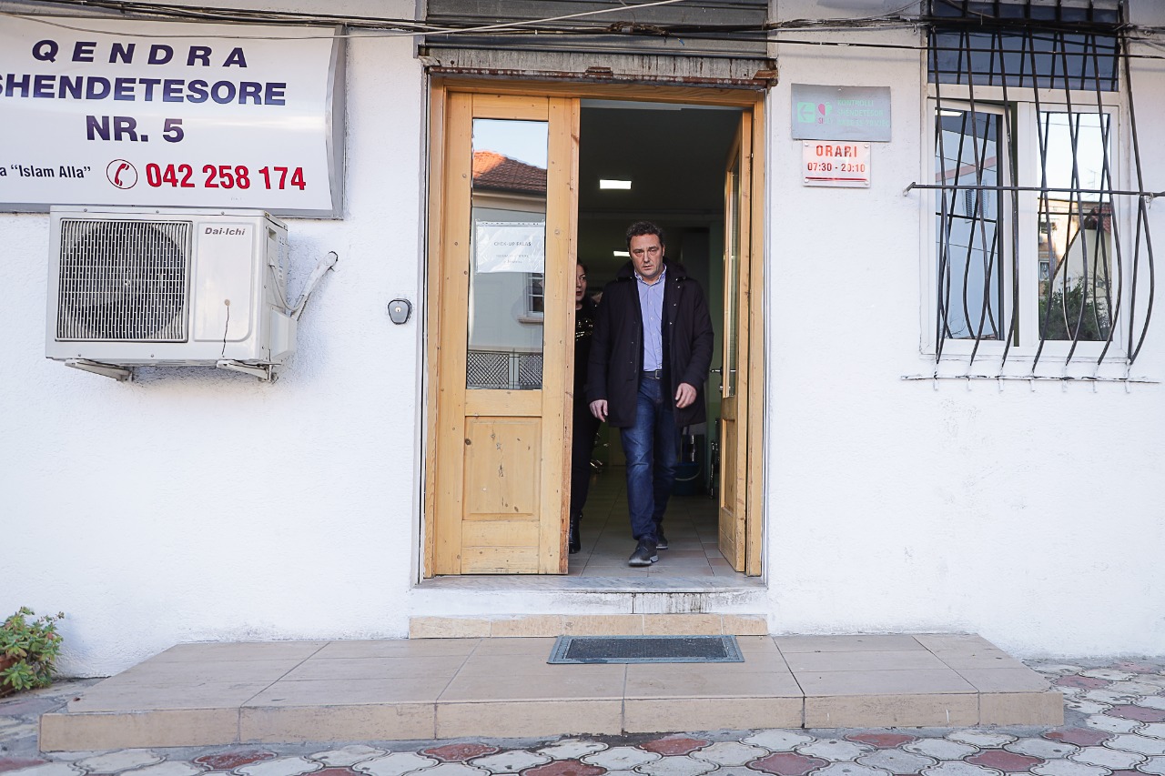 BARDH SPAHIA/ Ne qendrat mjeksore nuk ka maska dhe veshje speciale per mjeket