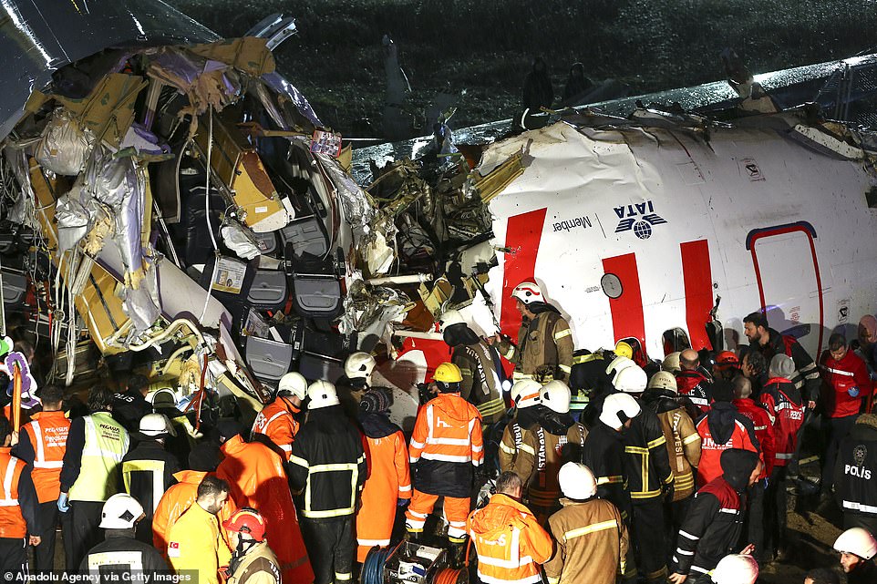 VIDEO/Pamjet kur avioni në Turqi ndahet në tre pjesë dhe përfshihet nga flakët