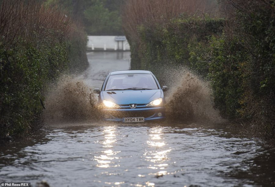Britania ne alarm, pritet ta godase stuhia me e madhe