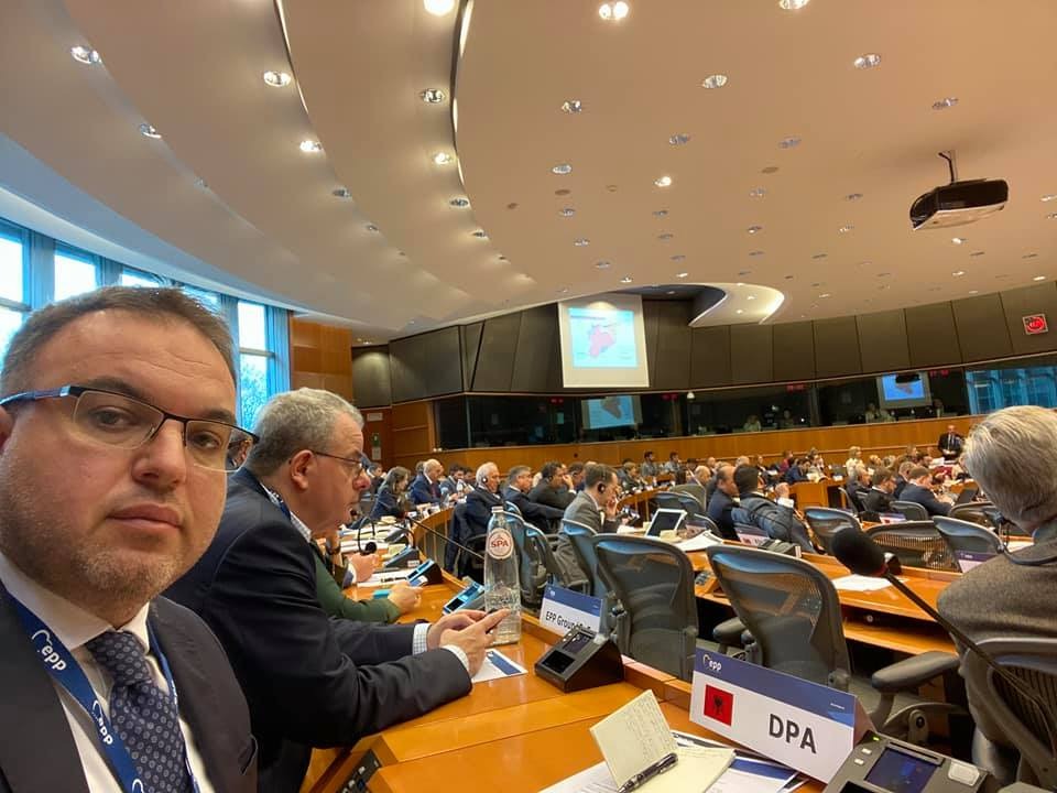 PD përfaqësohet në PPE, mesazhi i Kashahut: Një individ i dështuar nuk e largon Shqipërinë nga Europa