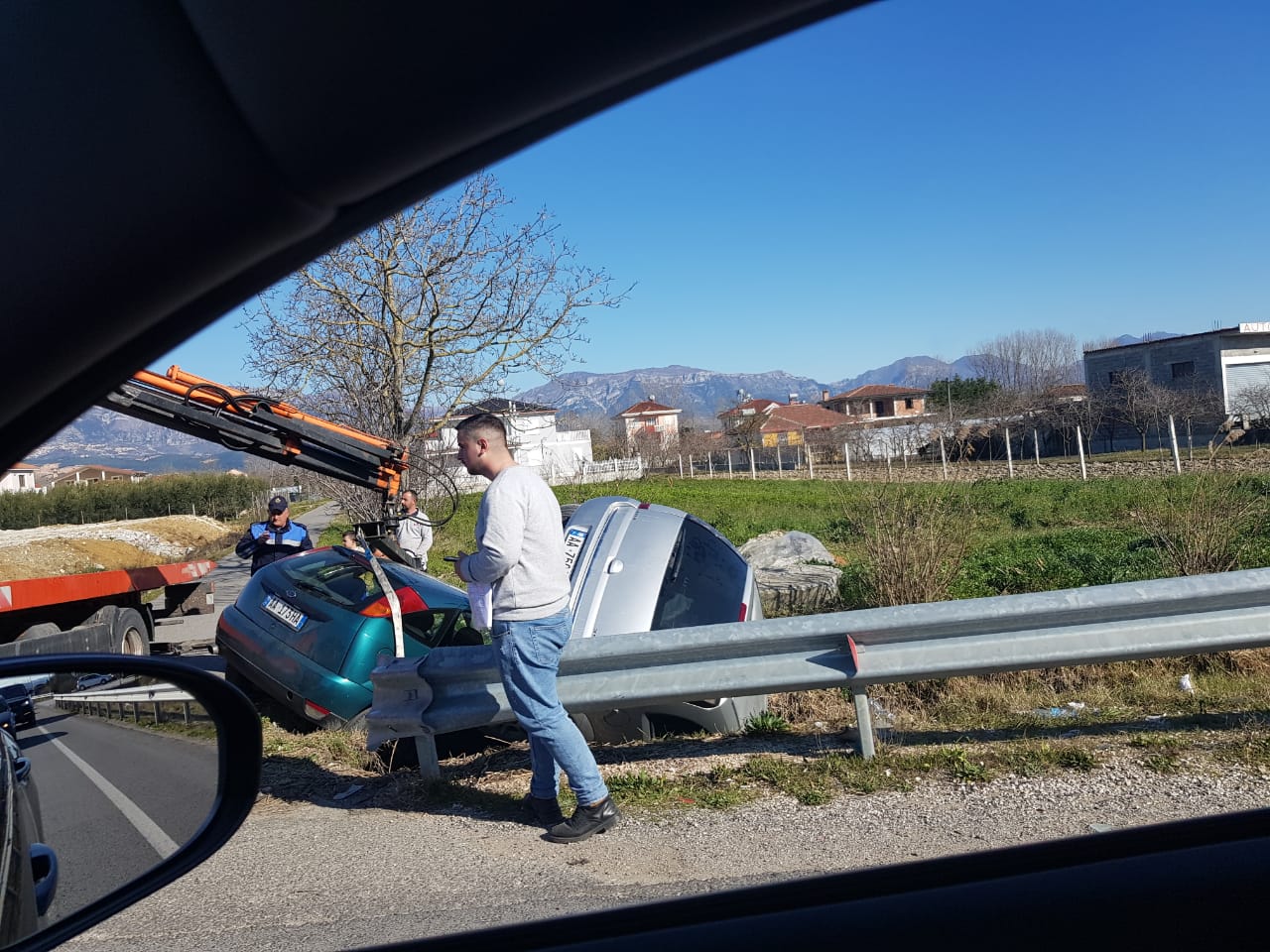 FOTO/Aksident i frikshëm në Fushë Krujë, dy makina përfundojnë në kanal