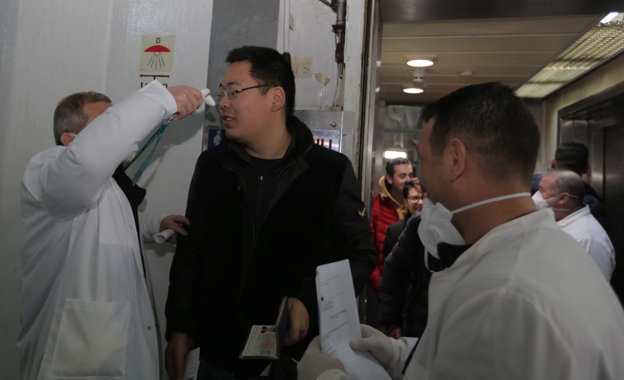 FOTO/Koronavirusi, kontrollohet pasagjeri kinez në Durrës