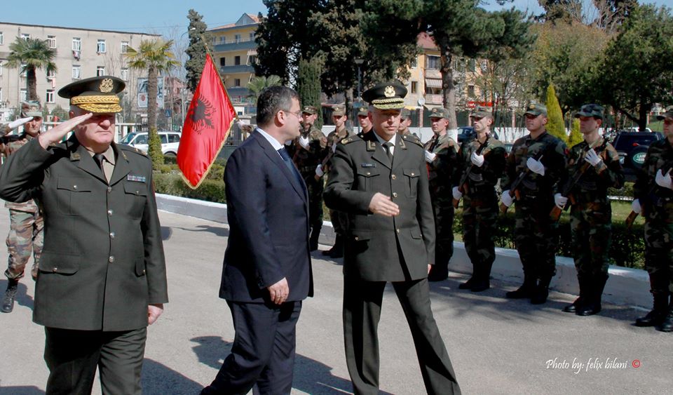 FOTO/ Lleshaj i perkulet Arben Imamit, ndersa sot perndjek oficeret e policise qe nuk jane ne listat e PS