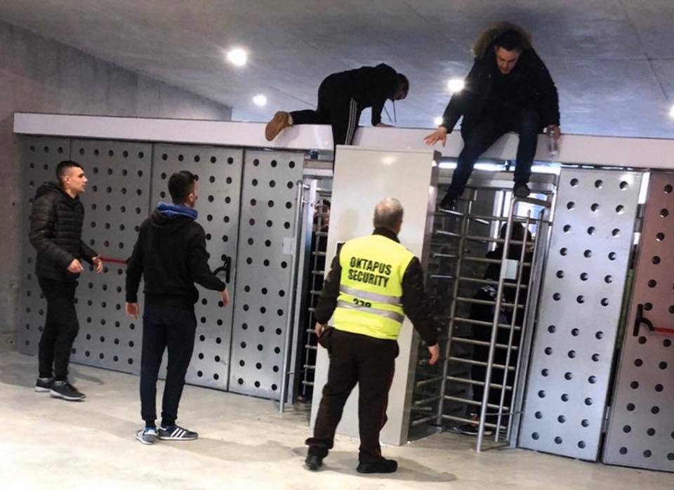 Kryeministri Rama urdheron te burgosen tifozet qe prishen karriget ne stadium