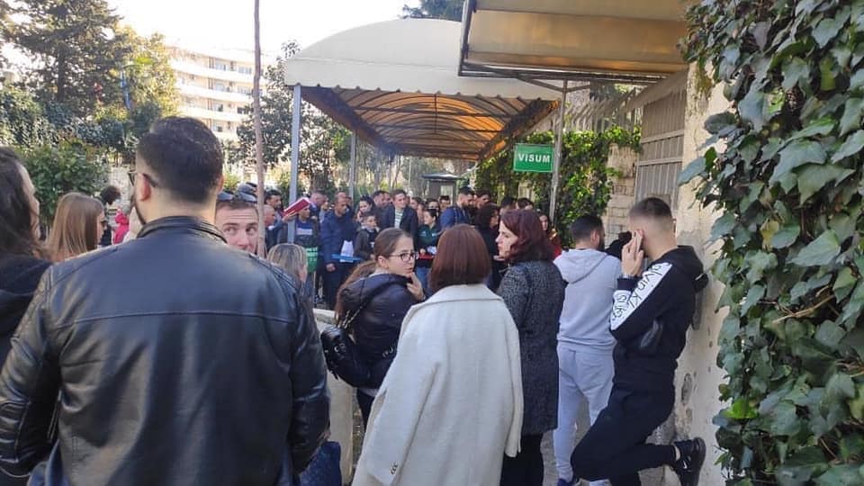 FOTO/ Rikthehen pamjet e viteve ‘90 te Rruga e Ambasadave, qindra para gjermanes