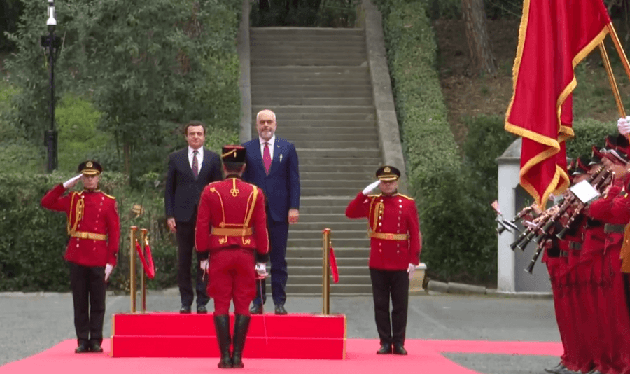 Vizita e parë si kryeministër jashtë Kosovës, Albin Kurti pritet me ceremoni zyrtare në Shqipëri