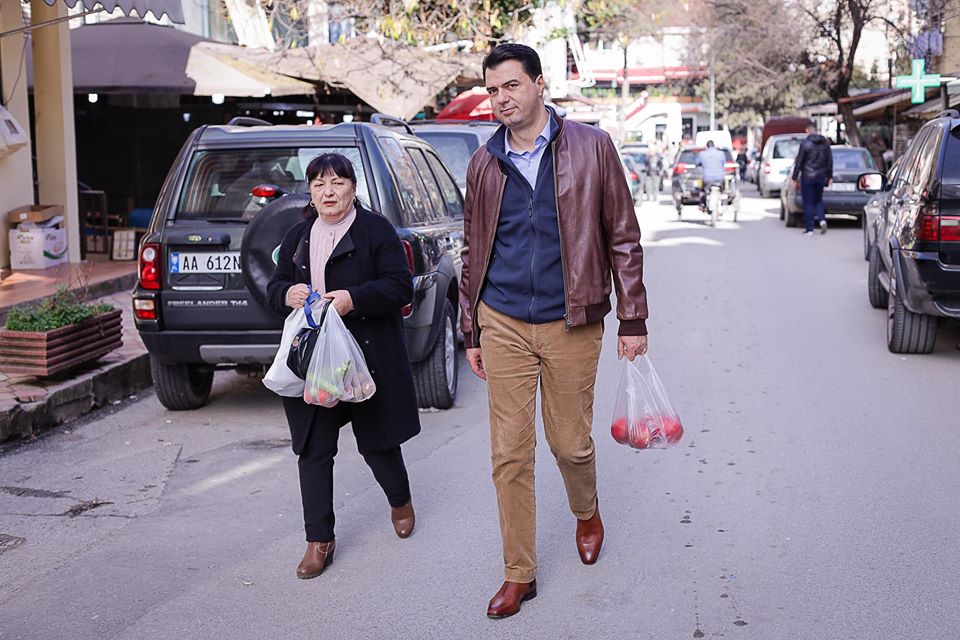 Basha nis një ditë ndryshe, shoqëron pensionisten të bëjë pazaret