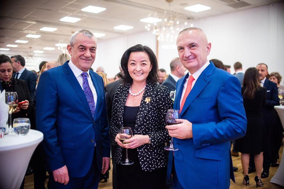 FOTO/Figurat e larta të shtetit ‘prekin’ ambasadoren e SHBA-ve: Tani e kuptoj legjendën e mikpritjes shqiptare