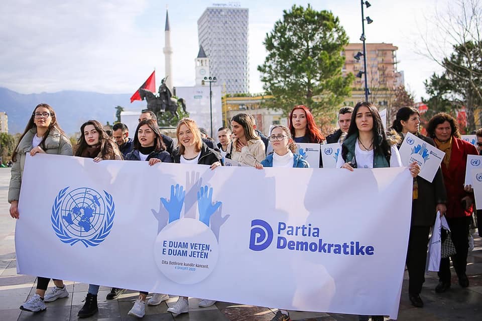 VIDEO/Partia Demokratike i rikthehet marshimit, këtë herë për një kauzë të rëndësishme