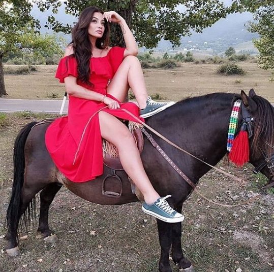 Arjola Demiri, kritikat per filimin nga njerez te deshtuar. Na ka pikturuar ne tropojaneve me sheqer humori