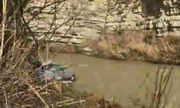 FOTO/Makina bie në lumin Gjanica, vdes shoferi, vështirësi në nxjerrjen e trupit