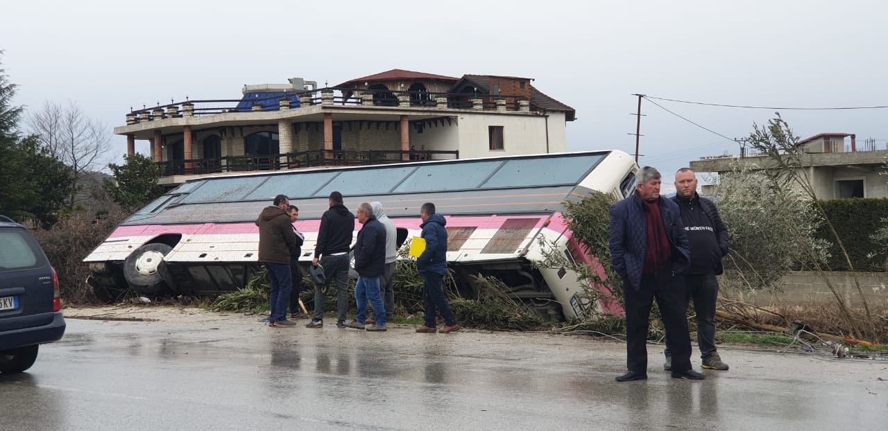 Shmang fëmijën, autobusi i linjës Skrapar-Tiranë përmbyset dhe bie në kanal