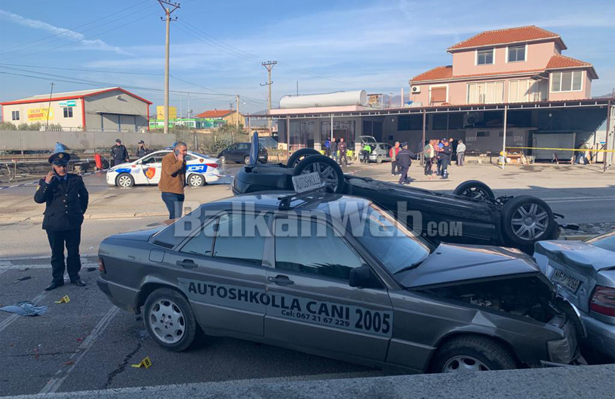 Ishte në ndjekjen e policisë, makina godet postobllokun në Elbasan, mes të plagosurëve dhe efektivë