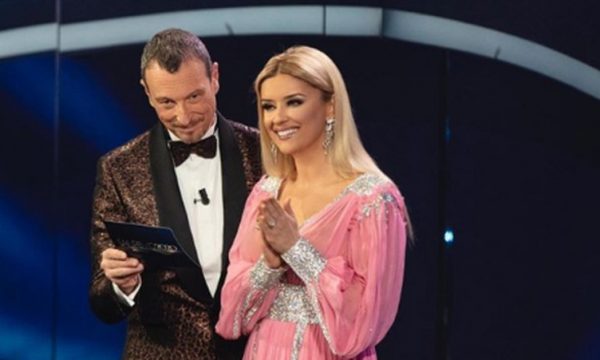 FOTO/Alketa Vejsiu nënshkruan kontratën e jetës me Rai Uno