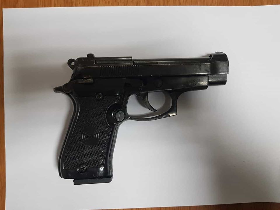 FOTO/Panik në një lokal në Durrës, një person hyn me armë zjarri, detajet e para