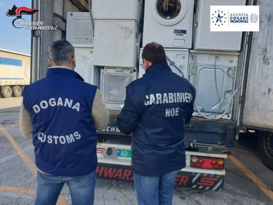 Ndalohen mbi 25 tonë mbetje në Portin e Ankona-s, do të dërgoheshin në Shqipëri