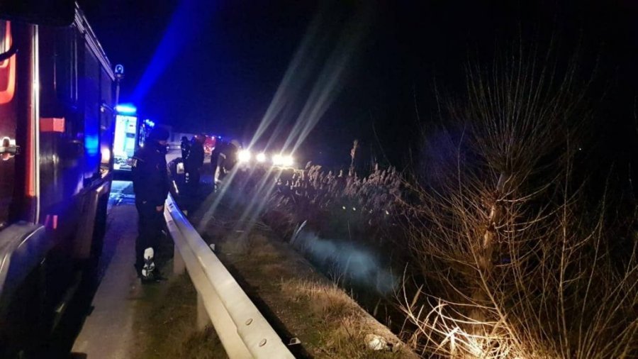 EMRI/Makina bie në lumë, humb jetën i riu në Elbasan