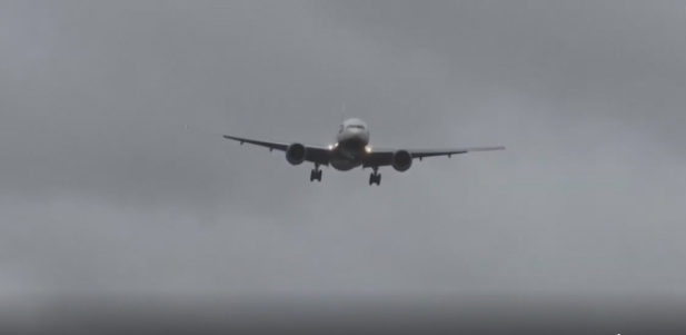 VIDEO/Stuhia ‘Ciara’ më e forta, avioni lëkundet nga era dhe dështon uljen, shihni çfarë ndodh