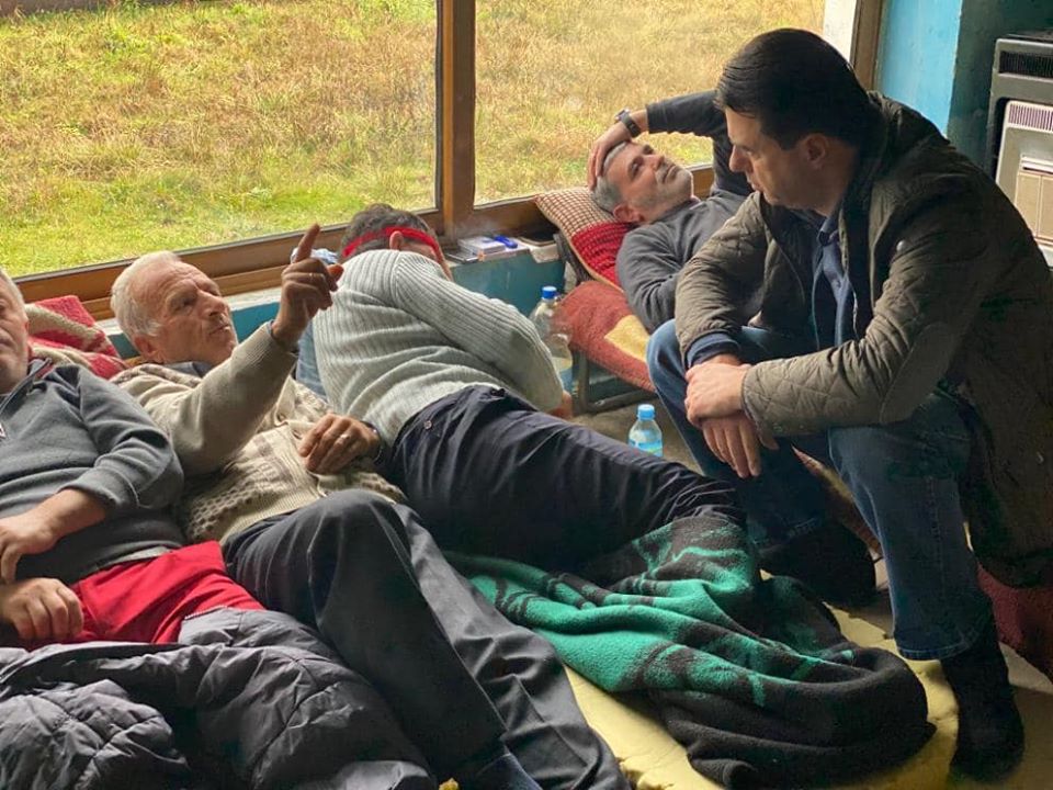 Basha viziton nga afër grevistët në Fier: Partia Demokratike do të jetë zëri juaj