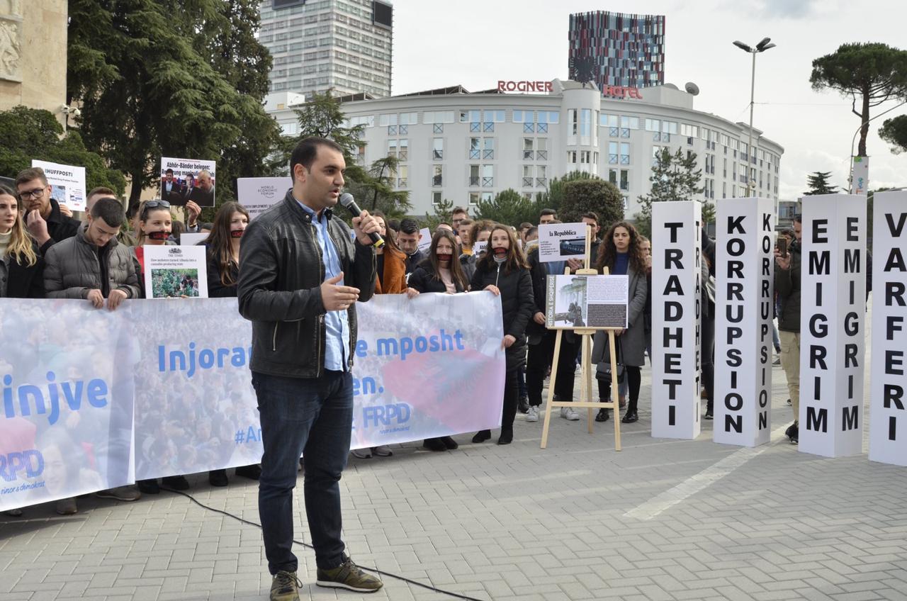 FOTO/FRPD startoi protestat e opozitës, çfarë ndodhi tek Kryeministria: Sërish po na sundon një kastë