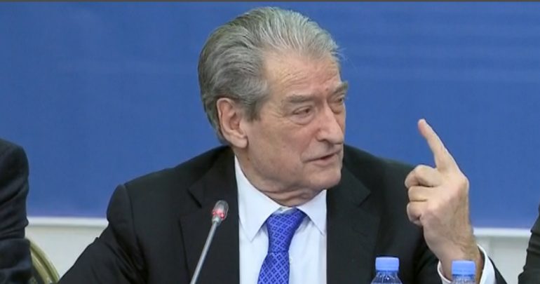 “Shqipëria në krizë për mjekë”, Berisha i ashpër: Ku janë investimet? Jemi më keq se në kohën e Enverit