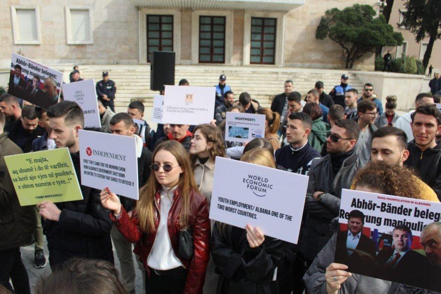 FOTO/FRPD startoi protestat e opozitës, çfarë ndodhi tek Kryeministria: Sërish po na sundon një kastë