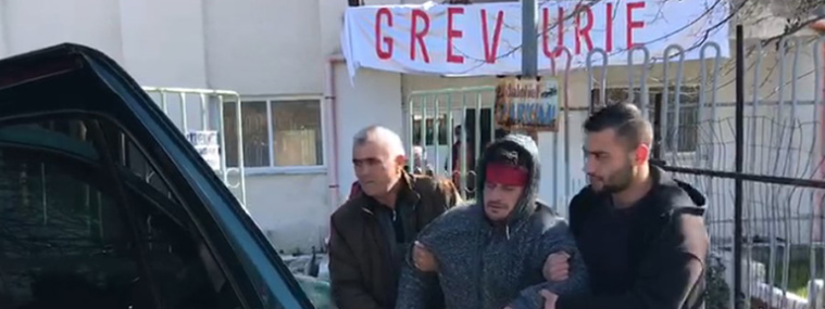 Rëndohet situata, dy nga grevistët në Ballsh janë dërguar në spital