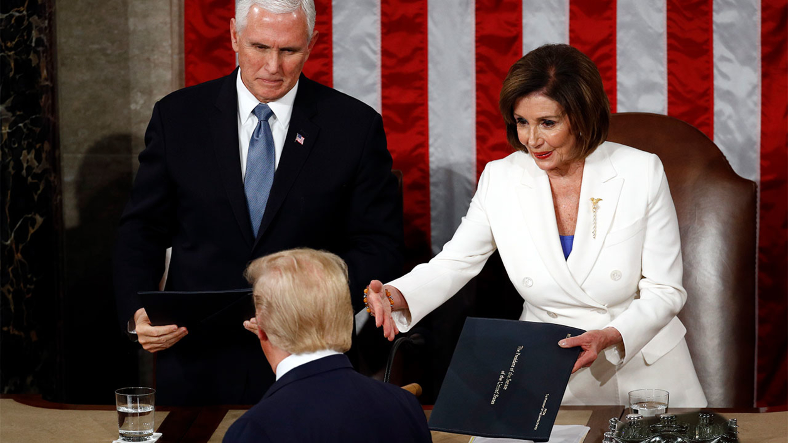 VIDEO/Trump nuk i jep dorën, kongresmenia demokrate i gris fjalimin para qindra njerëzve