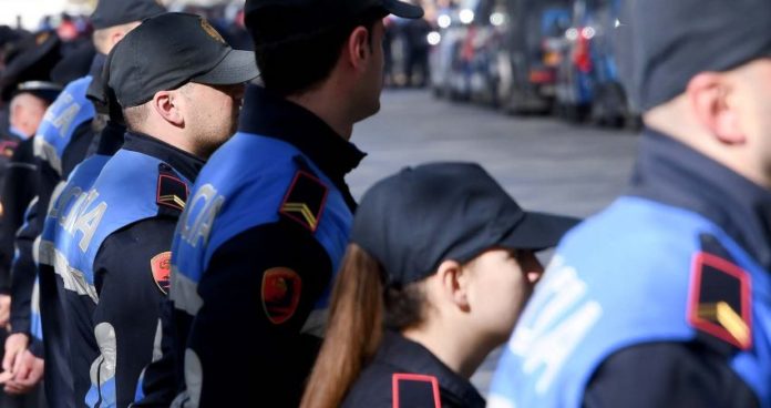 Skena erotike mes policëve/Efektivja i dërgon foto intime kolegut, e kap gruaja mat