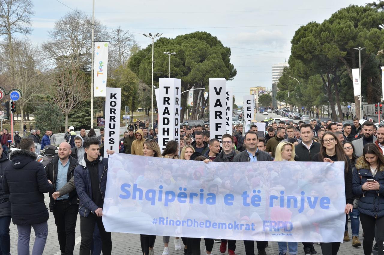 FOTO/FRPD startoi protestat e opozitës, çfarë ndodhi tek Kryeministria: Sërish po na sundon një kastë