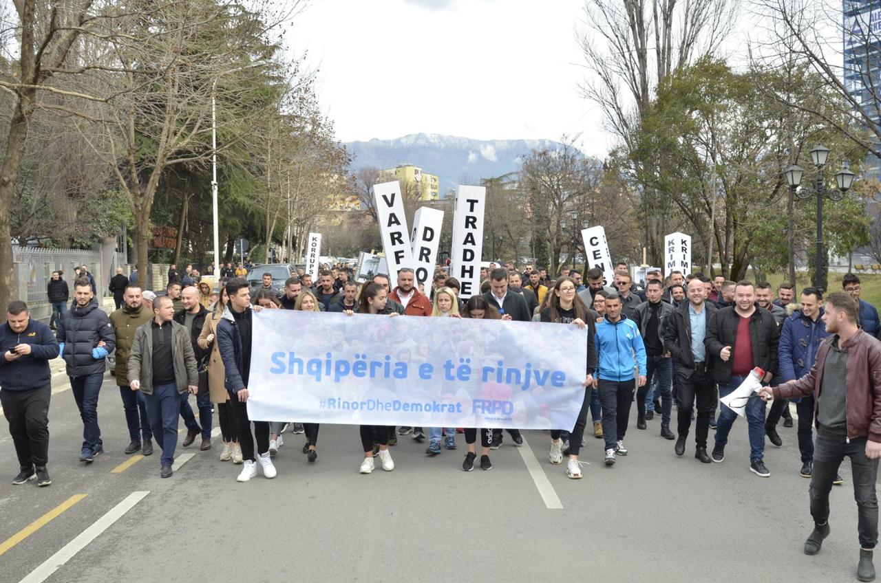 FOTO/FRPD startoi protestat e opozitës, çfarë ndodhi tek Kryeministria: Sërish po na sundon një kastë