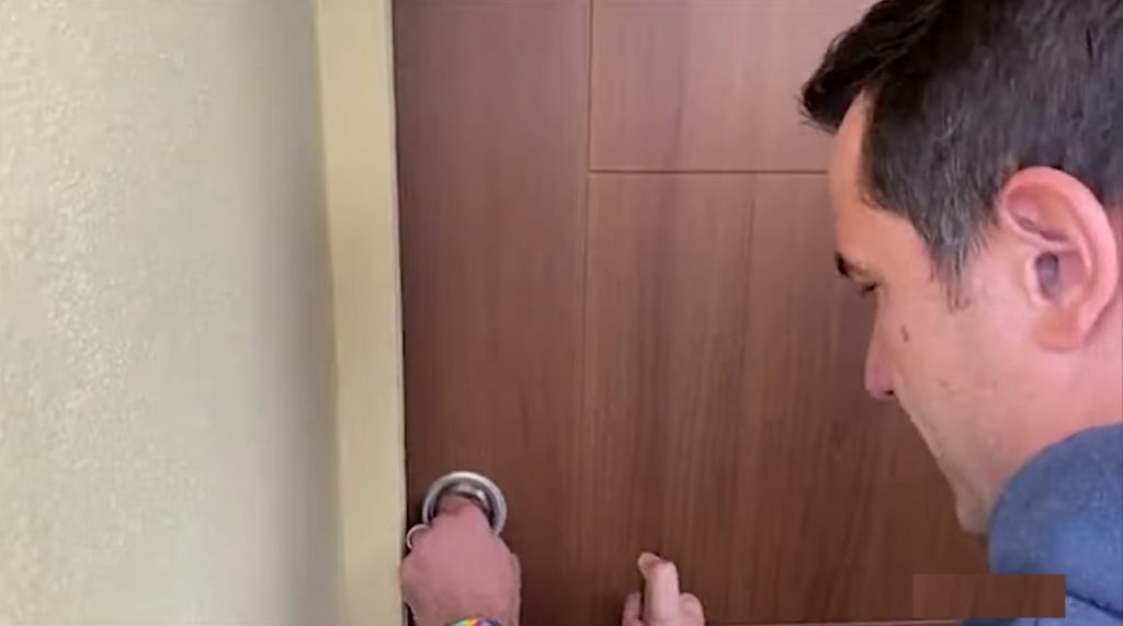 VIDEO/Rama dhe Veliaj i japin shtëpi të re familjes se prekur nga tërmeti, por nuk iu hapet dera