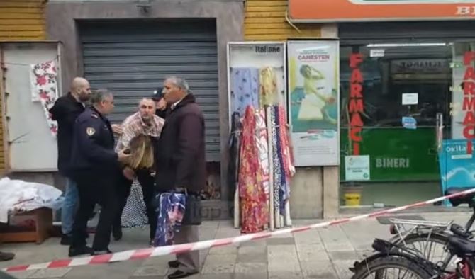 E telefonoi vetë policinë dhe e priti duke pirë cigare, dëshmia e parë e burrit pas krimit në Durrës