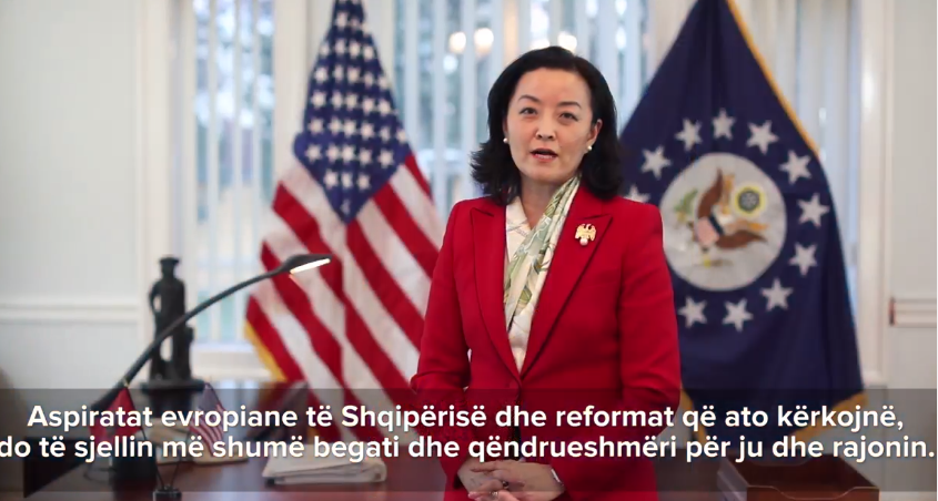 VIDEO/Ambasadorja amerikane prezantohet për shqiptarët, ja mesazhet e forta që ajo jep