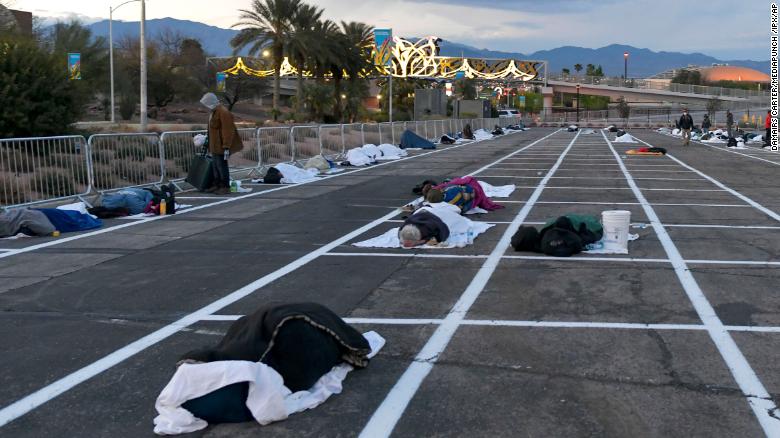 Las Vegas/Të pastrehët flenë 2m larg në parkingun e qendrës tregtare