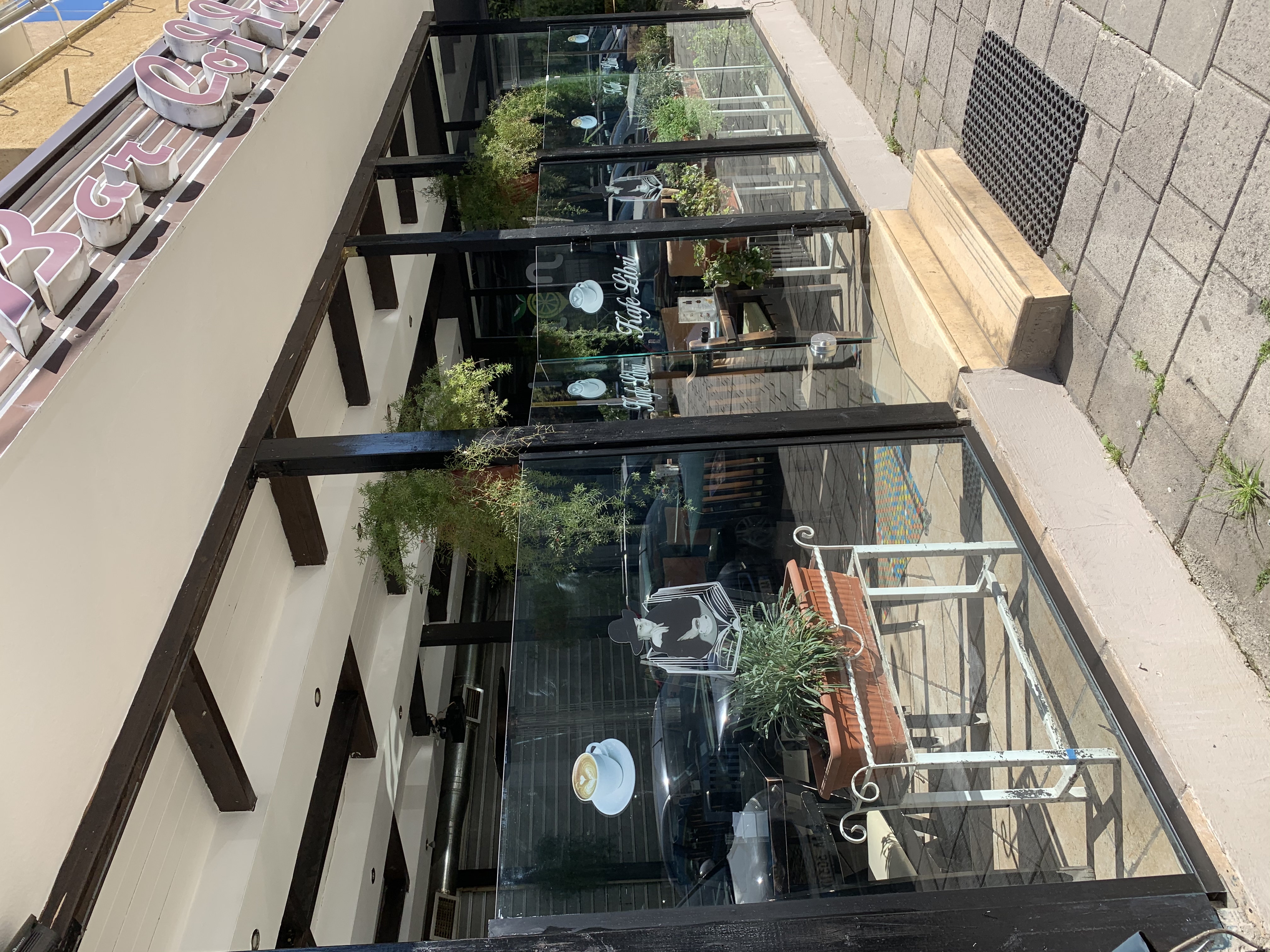 FOTOGALERI/ Tirana, per here te pare pa simbolin e saj social, kafete