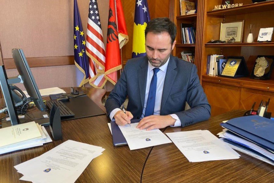 Qeveria e Kosoves shkarkon gjysmen e ambasadoreve