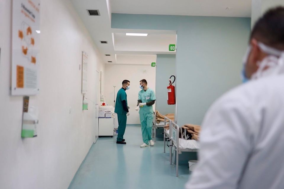 Gazetari rrefen rastin te infektivi: Erdhi vete por nuk u pranua, duhej te shoqerohej nga 127