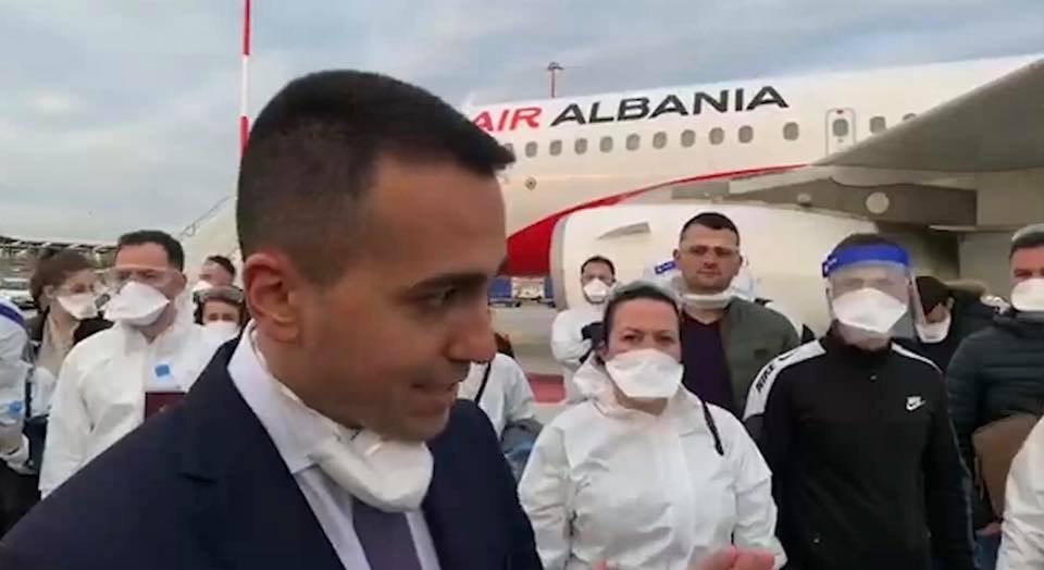 FOTOGALERI/ Ministri i Jashtem italian prej ne aeroport mjeket shqiptare