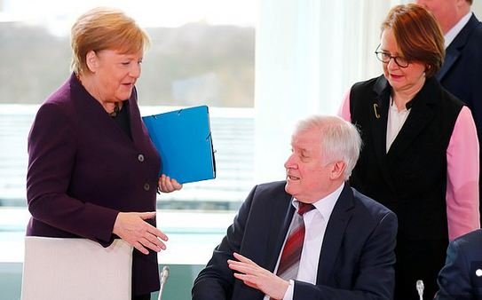 VIDEO/Momenti kur ministri gjerman nuk i jep dorën Merkelit nga frika e koronavirusit