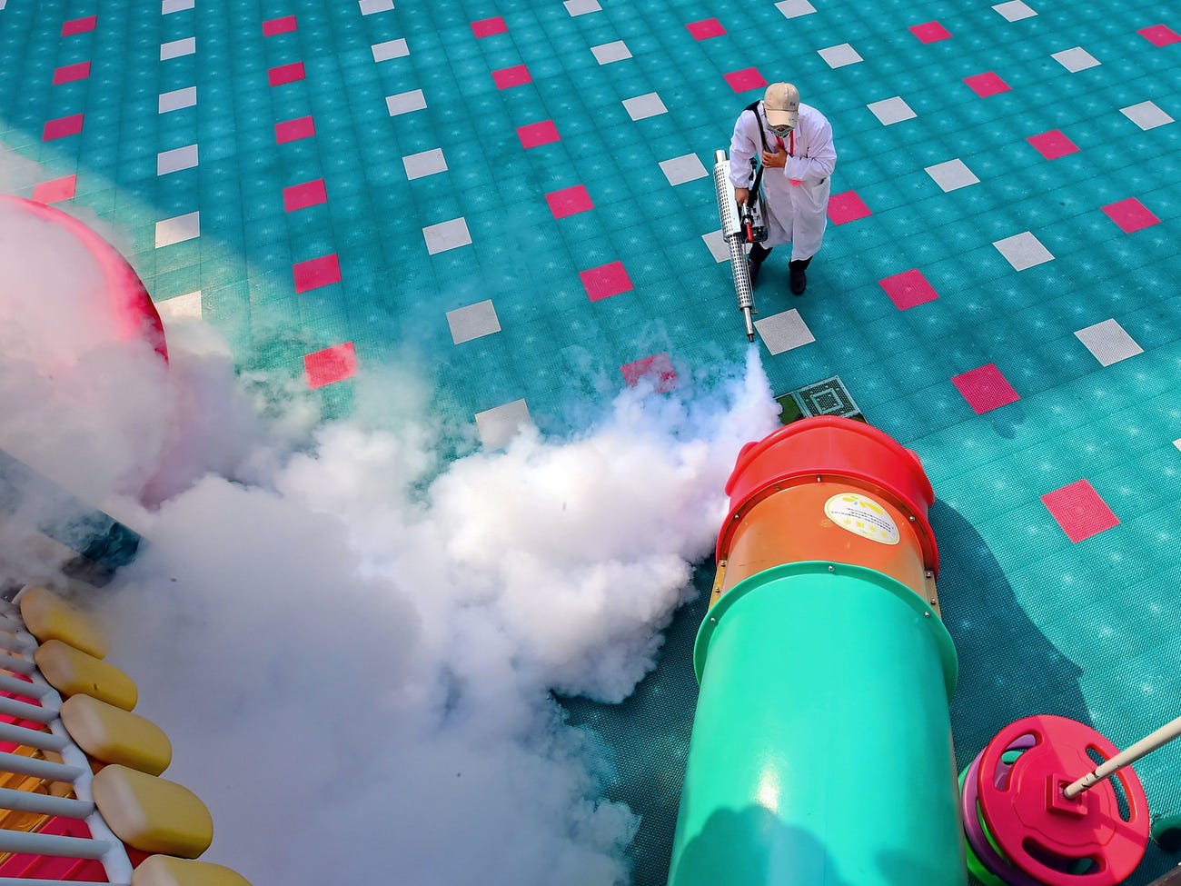 FOTO/”Mënyra më efektive për ta luftuar”, Ekipet zbresin në ambjentet publike, përdorin çdo mjet për dezinfektim