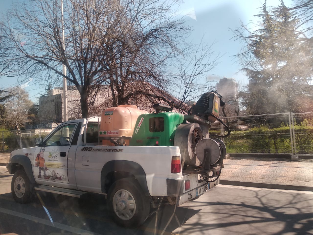 FOTO/Bashkia e Tiranës dezinfekton rrugët 9 ditë pasi u zbulua rasti i parë me koronavirus