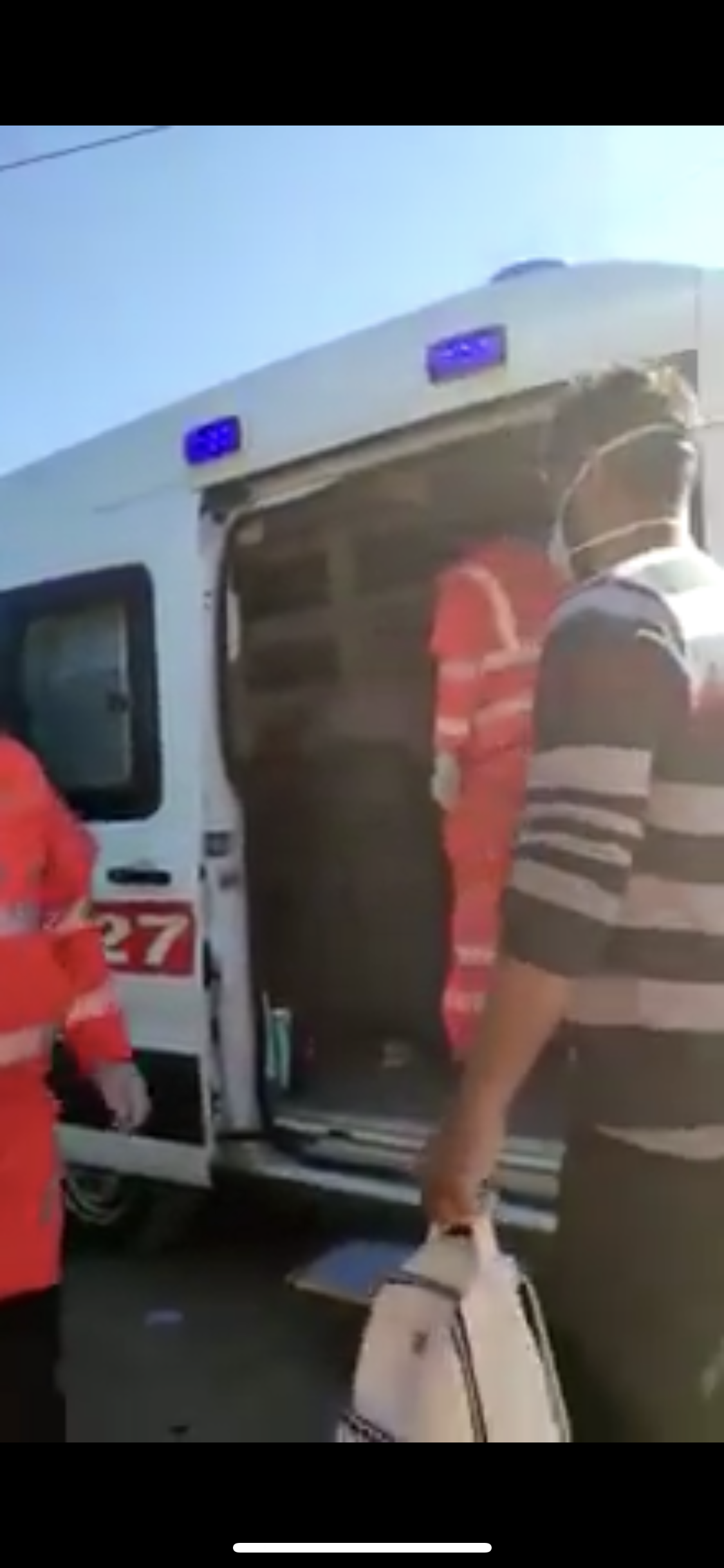 VIDEO/ Mjeket shoqerojne te semuren e dyshuar per Covid pa mjete mbrojtese